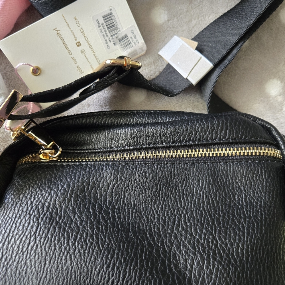 **SOLD** Poppy & Peonies "On The Run" Vegan Leather Belt Bag in black *NWT - Picture 15 of 16